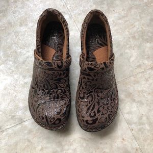 B.o.c BORN brown concept embossed 
size 6.5/37 clog